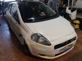 Fiat Grande Punto autófóliázás: Avery pearl white cb1610002 autó fóliával 05
